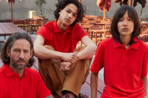 Équipe portant des tenues d'équipe modernes, confortables et inclusives, illustrant les 5 essentiels pour un teamwear réussi et personnalisé.