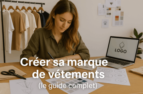 Entrepreneuse assise à une table avec des vêtements et un ordinateur portable affichant un logo, travaillant sur des idées pour créer sa marque de vêtements.