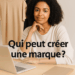 Entrepreneuse souriante devant un ordinateur portable avec la question Qui peut créer une marque affichée sur l’image.